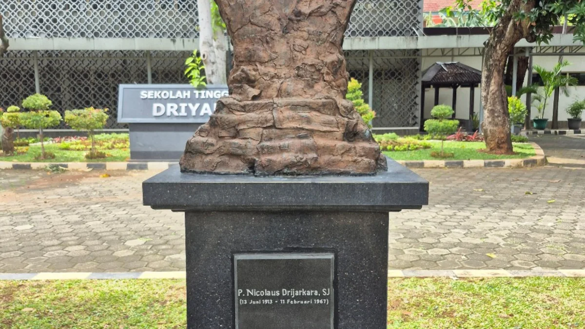 Patung Nicolaus Driyarkara berdiri di halaman Sekolah Tinggi Filsafat Driyarkara