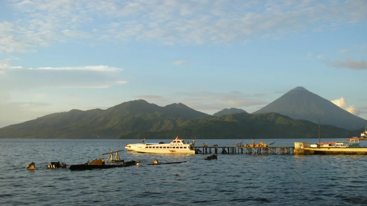 Sofifi dari Arsip 1706 ke Ruang Kelas di Tidore 2 Pemandangan Pulau Tidore dengan gunung berapi di latar belakang