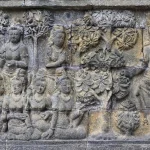 Panil relief batu Borobudur memuat banyak sosok manusia duduk berjajar di bawah pohon