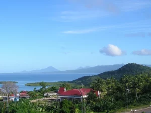 Pemandangan Kota Sofifi di pesisir Halmahera dengan laut dan pulau di kejauhan
