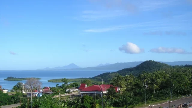 Pemandangan Kota Sofifi di pesisir Halmahera dengan laut dan pulau di kejauhan