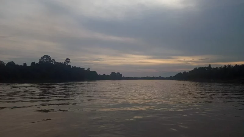 Permukaan Sungai Batanghari yang lebar dengan cahaya senja
