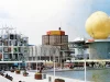 Kompleks paviliun Expo 70 di Osaka dengan pengunjung dan kolam di depannya