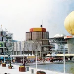 Kompleks paviliun Expo 70 di Osaka dengan pengunjung dan kolam di depannya