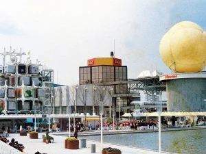 Kompleks paviliun Expo 70 di Osaka dengan pengunjung dan kolam di depannya