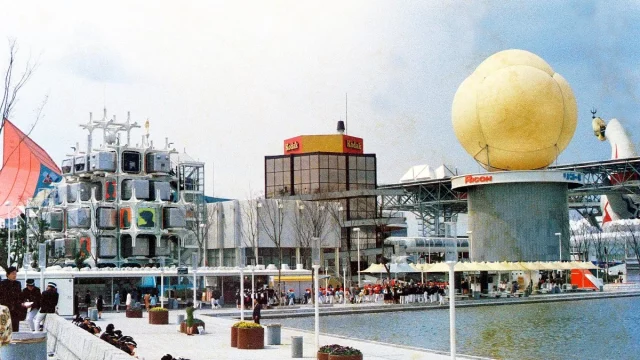 Kompleks paviliun Expo 70 di Osaka dengan pengunjung dan kolam di depannya