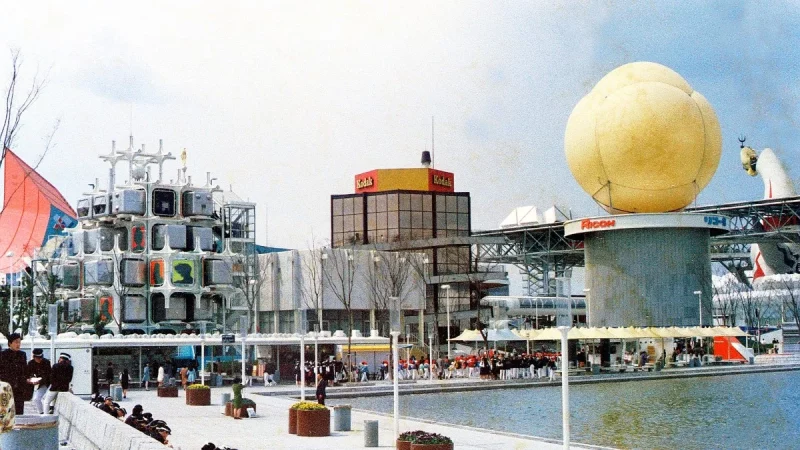 Kompleks paviliun Expo 70 di Osaka dengan pengunjung dan kolam di depannya