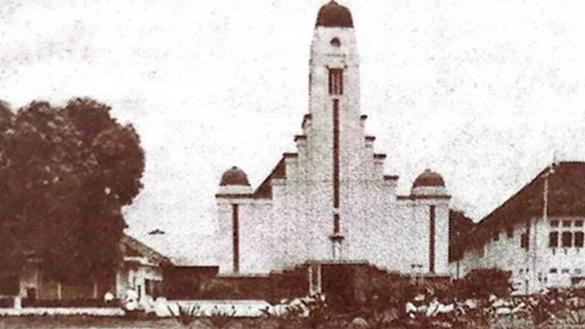 Foto lama Gereja Santo Yoseph Matraman dengan menara utama dan dua menara berkubah di sisinya