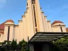 Menara dan bagian depan Gereja Santo Yoseph Matraman, Jakarta Timur