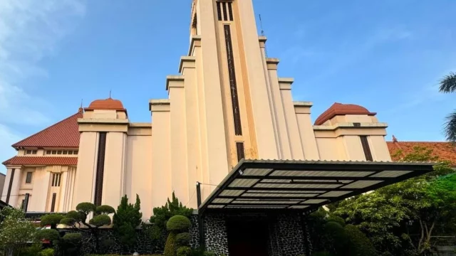 Menara dan bagian depan Gereja Santo Yoseph Matraman, Jakarta Timur
