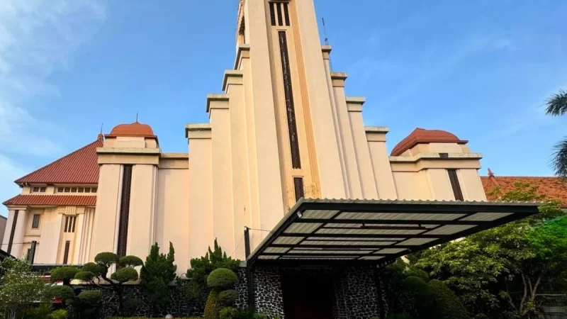 Menara dan bagian depan Gereja Santo Yoseph Matraman, Jakarta Timur