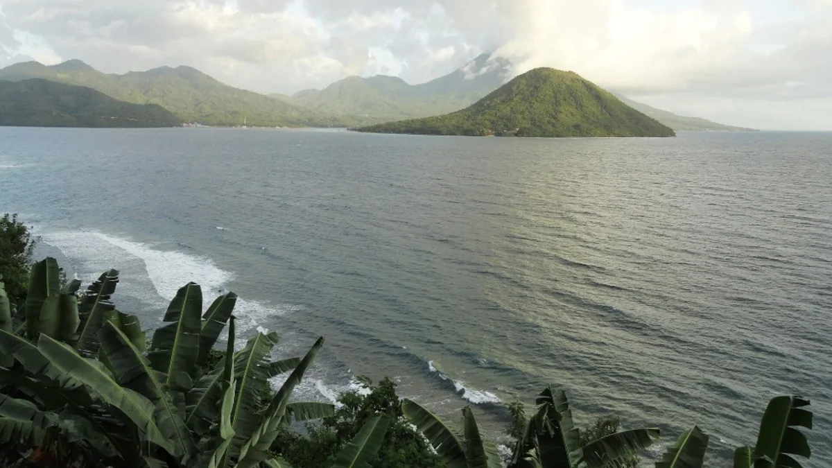 Empat Gunung dan Dua Bahasa yang Sulit Disatukan 2 Pulau Maitara dan Pulau Tidore dilihat dari kejauhan