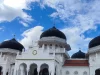 Kubah dan menara Masjid Raya Baiturrahman di Banda Aceh