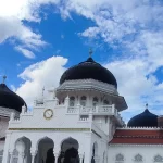 Kubah dan menara Masjid Raya Baiturrahman di Banda Aceh