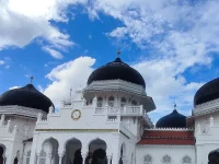 Kubah dan menara Masjid Raya Baiturrahman di Banda Aceh