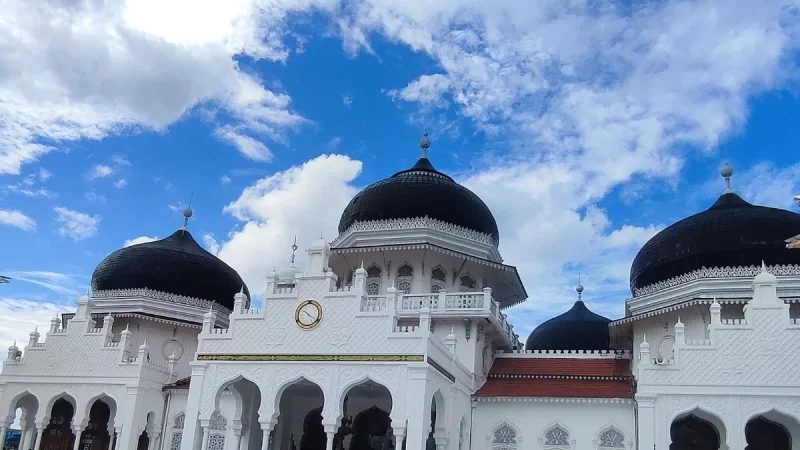 Kubah dan menara Masjid Raya Baiturrahman di Banda Aceh