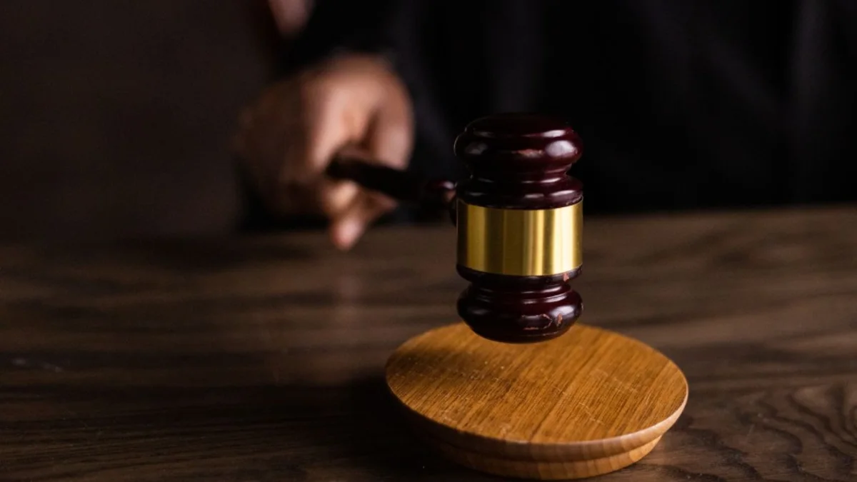 Sebuah palu sidang di atas landasan kayu