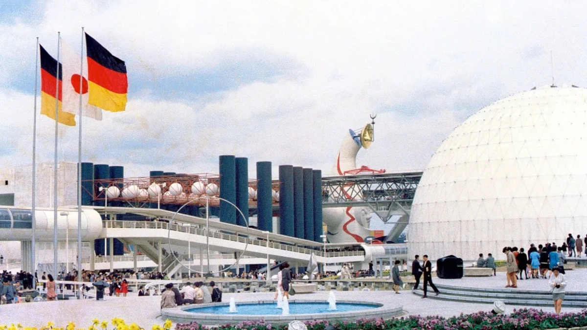 Patung Kayu Bali yang Menyeberang ke Osaka 1970 2 Bangunan paviliun negara peserta di arena Expo 70 Osaka