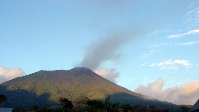 Gunung Gamalama di Pulau Ternate dilihat dari laut