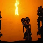 Siluet tokoh kera dalam pertunjukan wayang kulit di depan layar