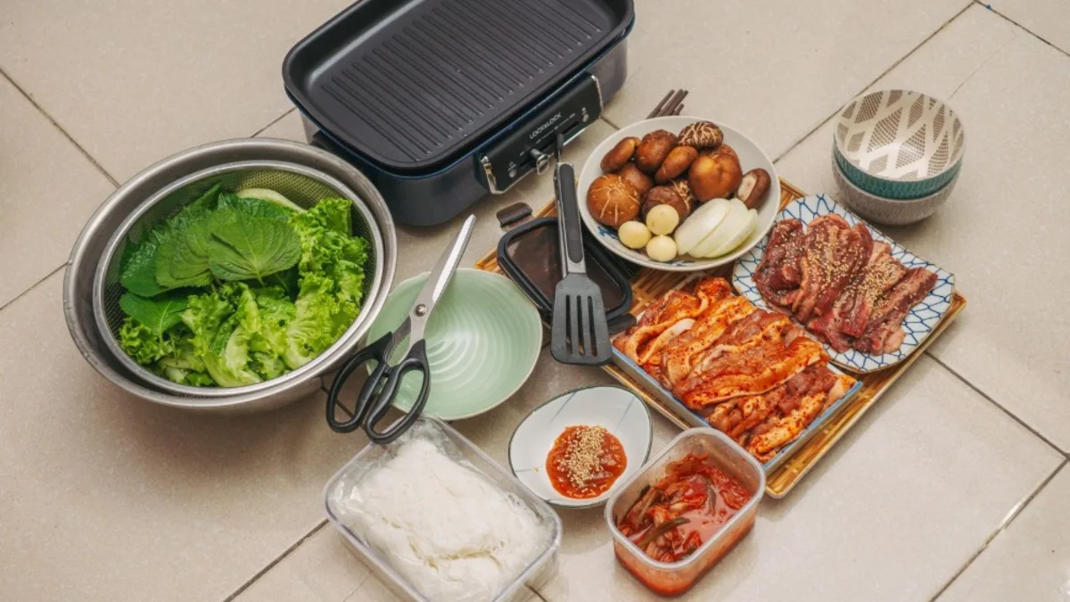 Beragam lauk khas Korea tertata di atas meja makan