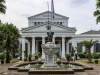 Bangunan Museum Nasional Indonesia di Jakarta dilihat dari halaman depan