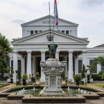 Bangunan Museum Nasional Indonesia di Jakarta dilihat dari halaman depan