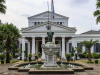 Bangunan Museum Nasional Indonesia di Jakarta dilihat dari halaman depan