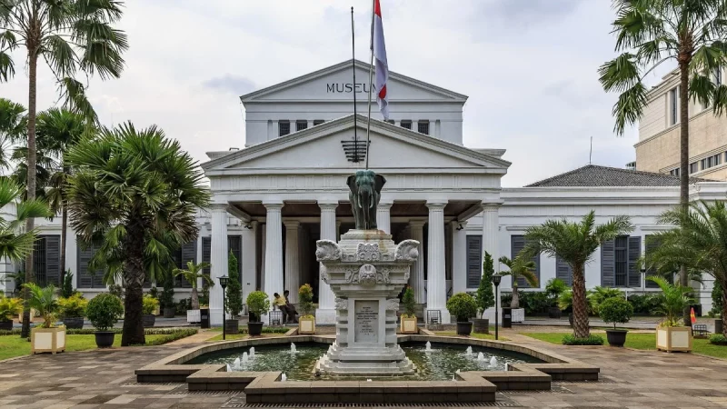Bangunan Museum Nasional Indonesia di Jakarta dilihat dari halaman depan