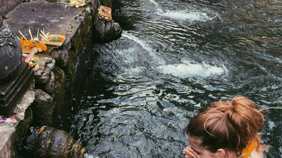 Deretan pancuran batu di kolam pemandian Pura Tirta Empul