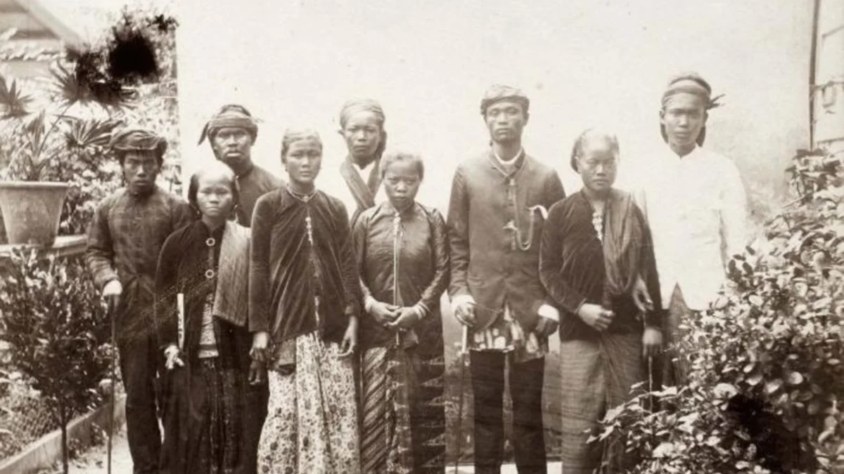 Potret formal sekelompok laki-laki dan perempuan Jawa pada masa kolonial