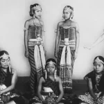 Potret studio sekelompok orang Jawa pada masa kolonial