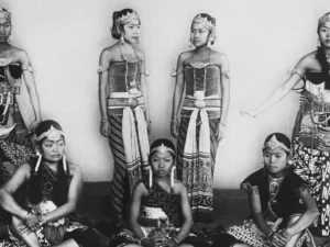 Potret studio sekelompok orang Jawa pada masa kolonial