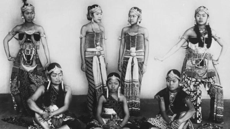 Potret studio sekelompok orang Jawa pada masa kolonial