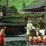 Kolam pancuran Pura Tirta Empul dengan deretan patirtan batu