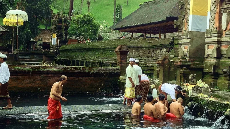 Kolam pancuran Pura Tirta Empul dengan deretan patirtan batu