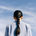 Rambut panjang yang dikepang rapi dilihat dari belakang