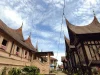 Rumah Gadang beratap gonjong dengan rangkiang di halamannya