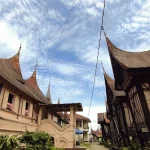 Rumah Gadang beratap gonjong dengan rangkiang di halamannya