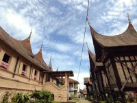 Rumah Gadang beratap gonjong dengan rangkiang di halamannya
