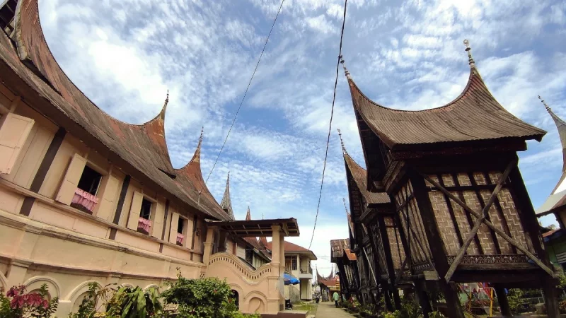 Rumah Gadang beratap gonjong dengan rangkiang di halamannya