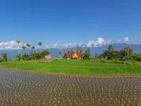 Hamparan sawah dengan bangunan beratap gonjong dan perbukitan di latar belakang, Kabupaten Agam