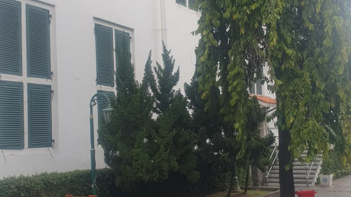 Taman di bagian dalam kompleks Museum Sejarah Jakarta