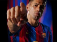 Joao Cancelo mengenakan seragam FC Barcelona