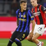 Aleksandar Stankovic mengawal bola saat membela Inter Milan
