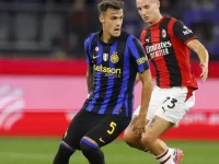 Aleksandar Stankovic mengawal bola saat membela Inter Milan