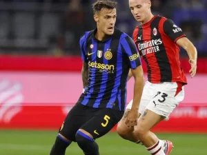 Aleksandar Stankovic mengawal bola saat membela Inter Milan