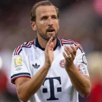 Penyerang Bayern Munich Harry Kane memberi aplaus kepada suporter