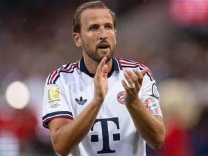 Penyerang Bayern Munich Harry Kane memberi aplaus kepada suporter