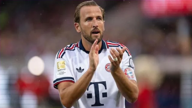 Penyerang Bayern Munich Harry Kane memberi aplaus kepada suporter